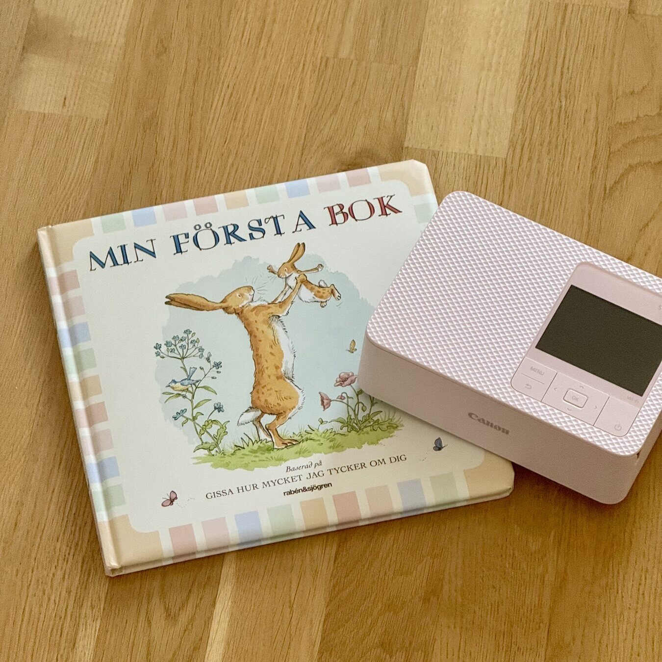 Foto på min första bok och en fotoskrivare